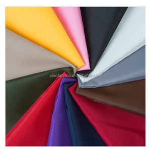 En stock: Tela de tafetán impermeable 190-210T/300T en <span class=keywords><strong>blanco</strong></span> y negro para paraguas y gabardinas, tela de forro jacquard a cuadros a prueba de plumas, directo de fábrica. - Product Image 2