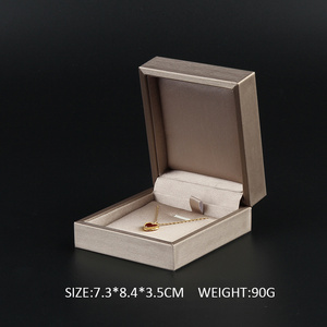 Boîte de présentation de bijoux en bois et cuir avec logo personnalisé, emballage de luxe, organisateur pour bracelet, collier, bague, boucles d'oreilles - Product Image 6