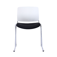 Le plastique moderne blanc de pp préside les chaises empilables de conférence pour des chaises d'invité de salle de réunion de visiteur