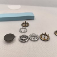 Kancing Kuningan Bulat Kustom Grosir Langsung dari Pabrik di Cina, Dapat Disesuaikan dengan Logo Berwarna
