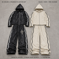 Ensemble survêtement streetwear en cuir PU vegan 500 g/m² noir personnalisé avec accents croisés cloutés, veste à capuche et pantalon large – OEM ODM