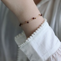 Saamge — Bracelet en acier inoxydable pour femmes, chaîne en perles dorées faites à la main, couleur bordeaux grenat naturel, plaqué or 18 carats