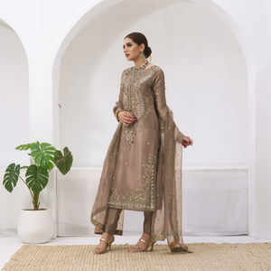 Traje de Diseño Color Mocha Marrón Estilo Boutique Pakistaní, Colección Eid con Costuras de Seda Choo - Product Image 1