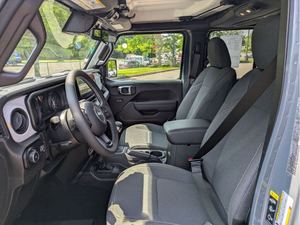 <span class=keywords><strong>Jeep</strong></span> <span class=keywords><strong>Wrangler</strong></span> 4 <span class=keywords><strong>portes</strong></span> 4x4 SUV 2024 d'occasion en excellent état, conduite à gauche, sièges en tissu foncé, transmission automatique R19, écran tactile halogène LED - Product Image 5