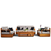 Outdoor-Gartenmöbel-Set mit Holzrahmen Weiße Kissen 3-Sitzer-Sofa Zwei Sessel und Couchtisch für den Garten