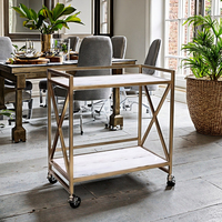 Chariot personnalisé moderne à 2 couches avec cadre en métal doré et étagères en bois pour le salon, la salle à manger et la cuisine.