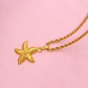 Pendentif plaqué or en acier inoxydable en forme d'étoile de mer, surface polie, style personnalisé, design minimaliste pour femmes - Product Image 3