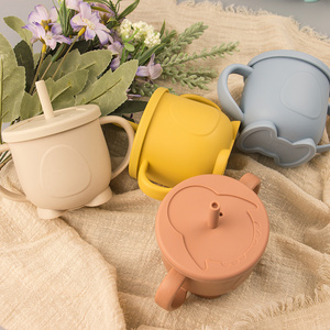 Gobelet d'apprentissage pour bébé et enfant en silicone 100% alimentaire sans BPA, motif animal, avec couvercle et paille - Product Image 5