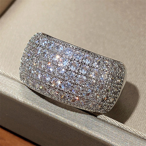 Anello a fascia mezza eternità da donna con accenti scintillanti, elegante gioiello da dito alla moda - Product Image 2