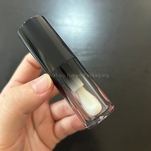 หลอดลิปกลอสแบบไล่สีดำหรูหรา 4 มล. พร้อมหัวแปรงขนาดใหญ่ บรรจุภัณฑ์ลิปกลอสทรงกลมแบบเปล่า ขวดคอนซีลเลอร์  โลโก้ ISMAN แบบกำหนดเองได้ - Product Image 3