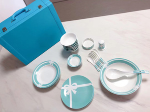 Service de table en porcelaine fine, style européen, vaisselle de luxe en céramique, 28 pièces, avec 6 bols noirs en verre offerts - Product Image 4