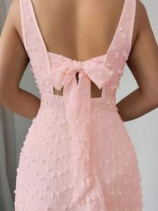 Robe longue texturée sans manches à col carré pour femme avec détail nœud au dos et fente latérale, idéale pour demoiselle d'honneur ou invitée de mariage - Product Image 6