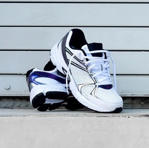 Chaussures de course rétro unisexes en mesh avec détails irisés violets, amorti confortable, style Saucony Millennium, baskets décontractées et sportives - Product Image 3