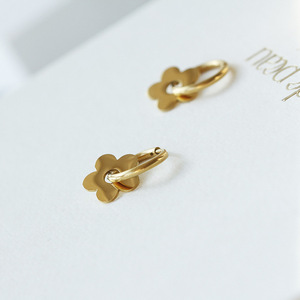 Pendientes de Aro Huggie con Flor de Ciruelo en Acero Inoxidable con Baño de Oro PVD de 18K |   Joyería de Moda para Mujeres, Estudiantes y Chicas - Product Image 5