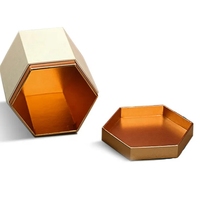 Boîte hexagonale en carton kraft noir personnalisée avec gaufrage et doublure en éponge pour l'emballage de cosmétiques, d'huiles, de parfums, d'aliments et de cadeaux