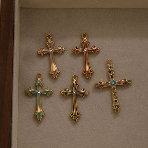 Colgantes y dijes de moda de acero inoxidable 316L chapados en oro PVD de 14K y 18K personalizados para hacer pulseras y dijes de cruz para la creación de joyas. - Product Image 4