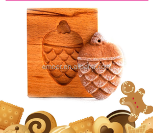 Molde de madera de haya para galletas con diseños de Mr. Rabbit, Avellana, Caballo, Guirnalda, Gallo, Hongo y Haya - Product Image 2