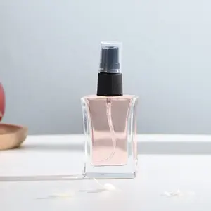 Verre de bouteille de parfum de mode carré transparent de 30ml avec tête de pulvérisation en plastique noir