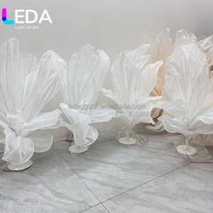 LEDA Blanc 150cm de haut Installation géante en soie Fleur en organza Décoration de mariage Toiles de fond Décoration d'événements et de fêtes - Product Image 2