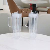 Venta al por mayor de globos de nieve sin BPA para manualidades, vaso de plástico de doble pared de 40 oz con orificio preperforado y asa.