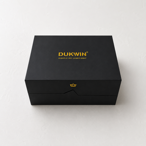 Montre pour homme avec cadran noir et bracelet en cuir, dans un coffret rigide haut de gamme avec logo en feuille d'or et fermeture magnétique - Product Image 2