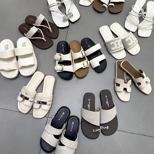 Venta al por mayor directa de fábrica: Zapatillas baratas para mujer africanas, nuevas sandalias planas de moda para verano, stock mixto de marcas Fujian. - Product Image 1