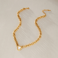 Collier pendentif triangulaire en acier inoxydable plaqué or 18 carats avec zircon blanc serti clos, design classique géométrique J&D Original Design