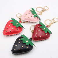 Porte-clés de voiture en cuir PU clouté motif fraise avec rivets décoratifs, accessoire cadeau Kawaii pour sac, pour femme