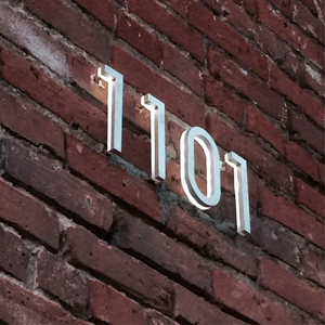 Placa de puerta de metal de acero inoxidable para exteriores con letras LED iluminadas en 3D personalizadas para número de casa para taxis, coches y uso en centros comerciales - Product Image 3