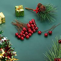 Bestverkochte kunstmatige dennennaalden en takken, twaalf fruitige takkenmodel voor kerst- en bruiloftsdecoraties met rode bessen