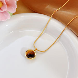 قلادات متنوعة بالجملة وقلادات أنيقة للنساء مطلية بالذهب عيار 18 قيراط مقاومة للماء ومضادة للتلاشي من الفولاذ المقاوم للصدأ - Product Image 4