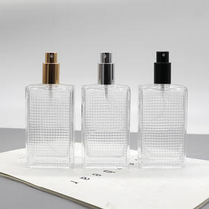 Vente en gros de flacons en verre cosmétique carrés vides de 80 ml, flacons pulvérisateurs rechargeables à vis avec texture en maille - Product Image 3