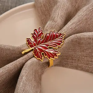 Anel de guardanapo retrô vermelho com folhas de bordo para mesa de hotel, suporte galvanizado realista para guardanapo de árvore