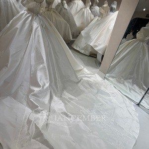 Robe de mariée élégante Jancember, modèle DW0228, en satin ivoire, avec col portrait, épaules dénudées, appliques de dentelle symétriques, coupe princesse. - Product Image 3