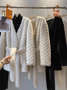 Cappotto in Pelliccia Ecologica di Alta Qualità per Donna, Elegante e Spesso, Morbido e Soffice, Nuovo Stile Invernale con Bordi in Pelliccia - Product Image 6