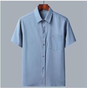 การขายส่งเสื้อเชิ้ตแขนสั้นสําหรับผู้ชายวัยกลางคนและผู้<span class=keywords><strong>สูงอายุ</strong></span>ในฤดูร้อน สีทึบ <span class=keywords><strong>เสื้อ</strong></span>เชิ้ตผ้าไหมน้ําแข็งหลวมสไตล์บาง