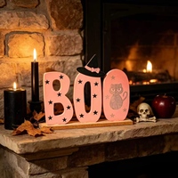 Décoration d'Halloween en bois : Panneau BOO avec lettres roses, chapeau de sorcière et chat, centre de table pour fête champêtre et décoration intérieure
