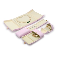Coffret à bijoux en cuir synthétique à deux portes, doublure en peluche crème avec bouton, logo personnalisé sérigraphié, stock usine