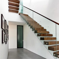 Escaliers droits préfabriqués d'intérieur en bois de chêne massif Conception flottante moderne avec garde-corps en verre pour villas Matériau métallique