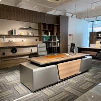 Scrivania Direzionale di Lusso con Pannello in Pelle Integrato, Base in Metallo Color Champagne, Vetrina Espositiva per Suite Ufficio Completa