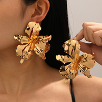 Anting dan Giwang Desain Bunga Tiga Dimensi Tak Beraturan untuk Fashion Lintas Batas