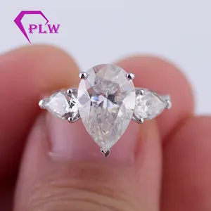 Ide Hadiah Natal Cincin Pertunangan Moissanite Tiga Batu Pir 4CT Hancur Es Potongan Cincin Pertunangan Moissanite Dalam 18K