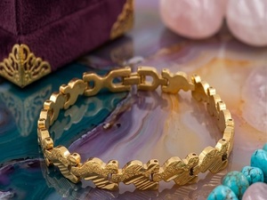 DIVYORO สร้อยข้อมือโซ่ทองคำชุบคลาสสิกสำหรับผู้หญิง เครื่องประดับแฟชั่น อุปกรณ์เสริมข้อมือสุดหรู คุณภาพพรีเมียม สำหรับเทศกาล น้ำหนัก 20 กรัม - Product Image 1