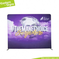 Support de bannière personnalisé de 2,4 m pour photomaton avec toile imprimée, cadre en alliage d'aluminium et design taie d'oreiller pour salons professionnels
