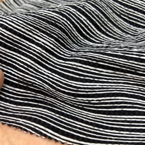 Tissu en coton à rayures ondulées bicolores : options blanc/noir et noir/blanc, 80 g/m², effet froissé au sel, sans repassage, pour robes et foulards - Product Image 5
