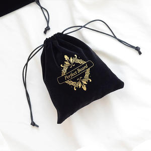 Pochette en velours floqué noir recyclable et portable avec logo imprimé or, sac à cordon personnalisé pour bijoux - Product Image 1