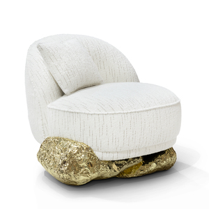 Fauteuil blanc élégant de style moderne avec base incurvée, finition laiton martelé, revêtement en polyester, inspiré du canapé des falaises azoriniennes - Product Image 3