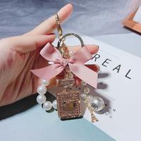 Porte-clés personnalisé en alliage de zinc en forme de flacon de parfum, breloque de voiture, pendentif de sac pour femme, bijou de haute qualité, tendance mode, promotionnel