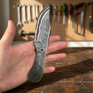Cuchillo de Caza de Acero Damasco y Cobre Forjado a Mano de la Mejor Calidad, Hoja Fija Tipo Drop Point OEM con 1 Año de Garantía - Product Image 3