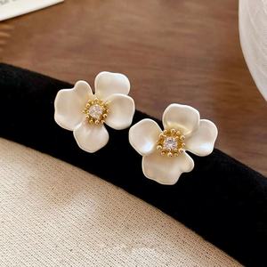 Pendientes de Botón con Diseño de Flor en Forma de Gota de Aceite, Blancos, Elegantes y Sencillos para Mujer, Accesorios de Lujo Ligero, Vintage, Religiosos y Modernos, Hechos de Aleación - Product Image 1